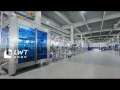 Línea de producción y llenado de aceite comestible embotellado.